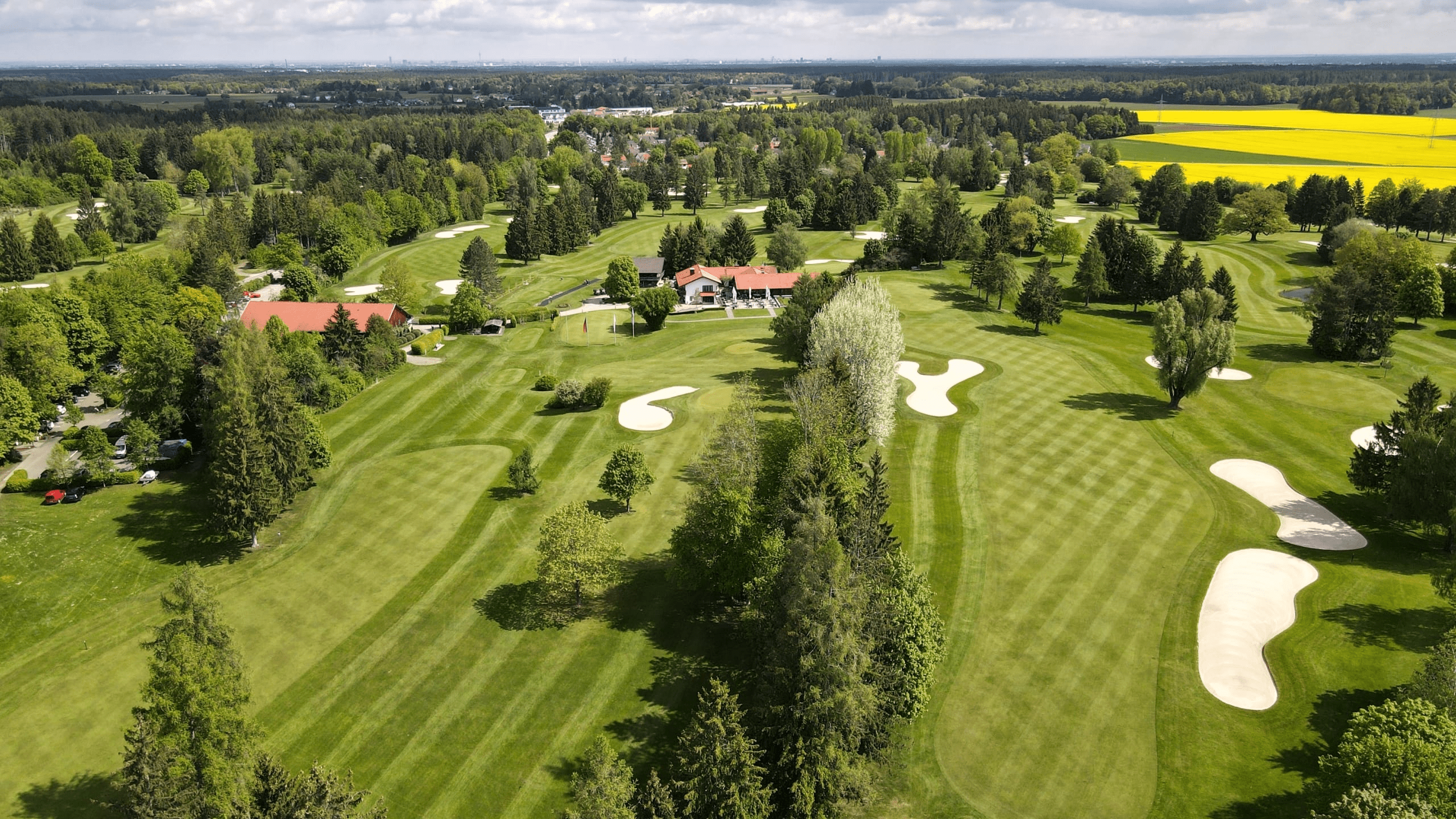 Golfplatz mit Blick auf die Alpen