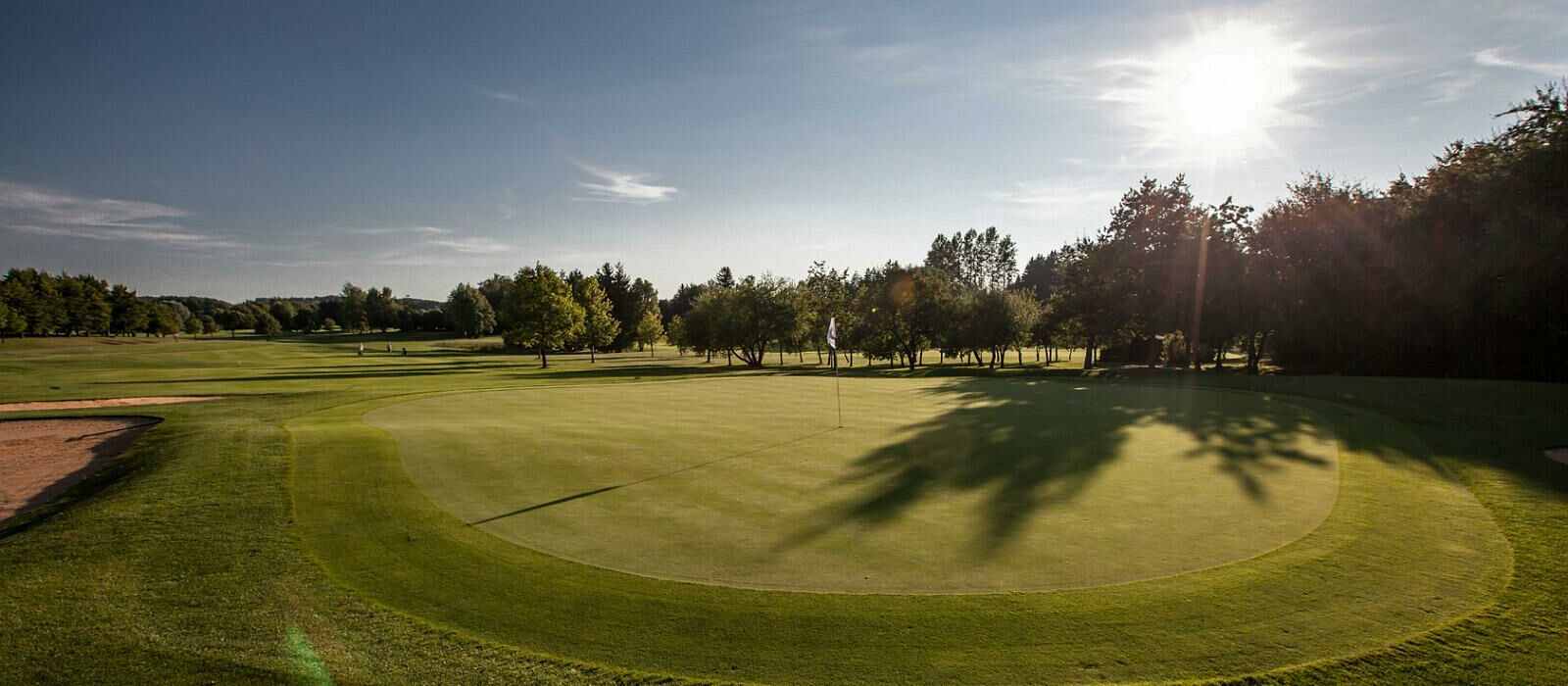 Golfplatz mit Wasserhindernis